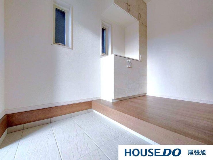 【玄関】扉を開けてすぐ目の前に広がる広々とした玄関です。わが家に帰った時に言う「ただいま」その言葉が何十年にもわって元気よく響くような、家族が帰りたくなる快適な住まいがテーマです。