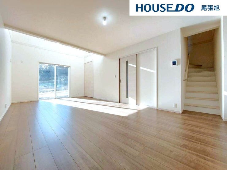 【リビング】開放感のあるリビング。掃き出し窓から採光を確保することができ、明るい空間で家族団らんできます♪ダイニングテーブルを置いてもゆとりのある広さなので、心地よい食事の時間をお過ごしいただけます♪