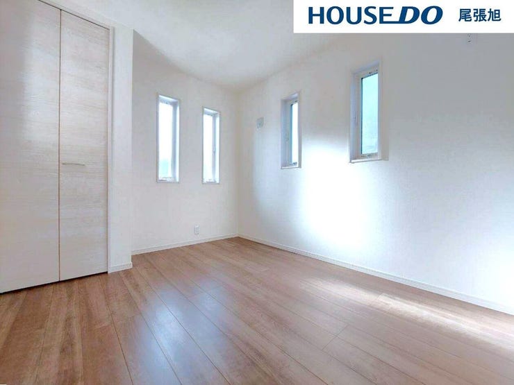 【洋室】明るい雰囲気の洋室です。広々とした明るいお部屋で、陽射しもたっぷり入ってきます。収納もご夫婦の衣類がたっぷり収納できるクローゼットがございます。ご夫婦のご主寝室にいかがでしょうか♪