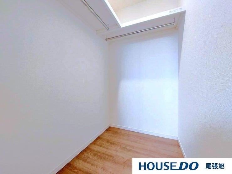 【ウォークインクローゼット】洋室にある大容量のクローゼットです♪大容量なので、衣類や小物類などをたっぷりと収納していただけます♪枕棚付きなのでデッドスペースになりがちな空間も収納にお使いいただけます♪