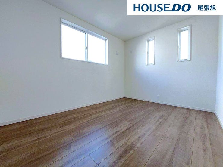 【洋室】多数の洋室があるため、それぞれ各部屋でプライベート空間をお楽しみいただけます。収納も完備しているのですっきりとしたお部屋でお寛ぎいただけます。2面採光のため、日当たりも良好です!