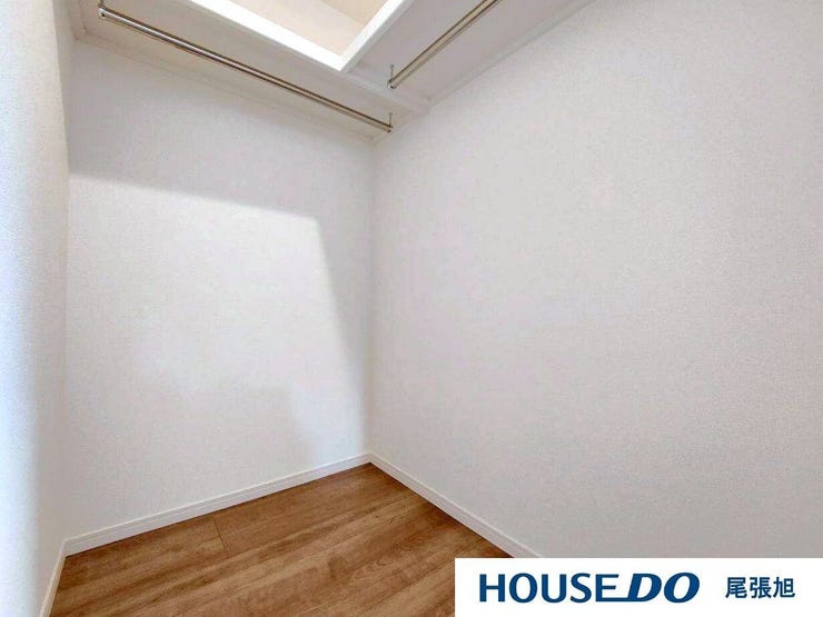 【ウォークインクローゼット】広々とした空間で、収納力アップ!洋服やアクセサリーが整理整頓しやすく、毎日のコーディネートもスムーズに。お部屋がすっきり片付き、快適空間でストレスフリーな生活が楽しめます。