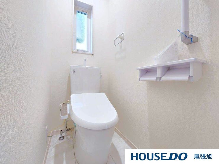 【2階 トイレ】空気の換気と光の明るさに配慮した清潔感のあるトイレです。ご自分の好きなアロマや芳香剤を置いて落ち着く空間を演出するもの良いですね♪1人になれる空間ですから、リラックスしたいですね。