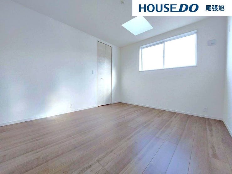 【洋室】丁度いいサイズの洋室です。トレンドになりつつあるのが、広過ぎず、快適すぎない子ども部屋。勉強と寝るだけの部屋にすることで閉じこもりがなくなり、リビングで過ごす時間が増えると言われています。