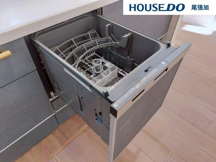 【食器洗浄乾燥機】手洗いよりも少ない水量で洗うことができ、節約になります。食器洗いの手間が省けて家事の時短、水仕事が減って手荒れも防止にもなります。ビルトイン食洗機で、すっきりとしたキッチンを実現!