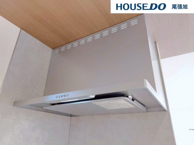 【レンジフード】上品な広々ワイドキッチンです。レンジフードもすっきりとした造りなので圧迫感もございません。照明もあり明るい空間の中で毎日お料理することが可能です。収納スペースも広いのが嬉しいですね。