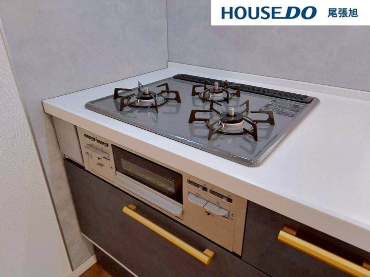 【3口コンロ】3口コンロ付きなので、お料理がはかどります。メイン料理2品を手前のコンロで調理しながら、奥の小バーナーで汁ものを調理するなど、複数の調理を一度に行うことができます。時短調理に繋がります!