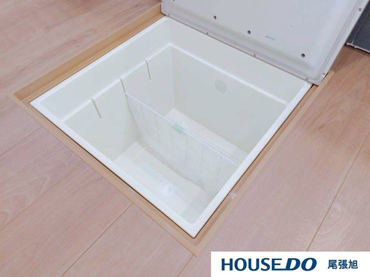 【床下収納庫】キッチンの足元にある床下収納です。点検口・収納としても利用できます。食品のストックや災害時の非常食ストック、日用品の収納に便利です。収納ボックスを外した下は、床下点検口になっております!