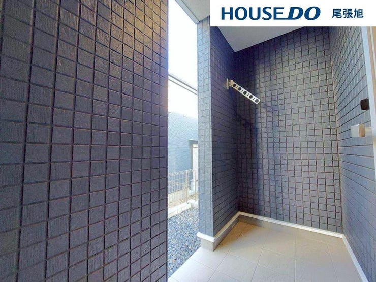 【エントランス】清潔なエントランスが迎えてくれる、上質な暮らしの始まり。落ち着いた雰囲気の中で、毎日が特別に感じられる空間。家に帰るたび、心地よい安心感を感じさせるエントランスで、暮らしがより豊かに。