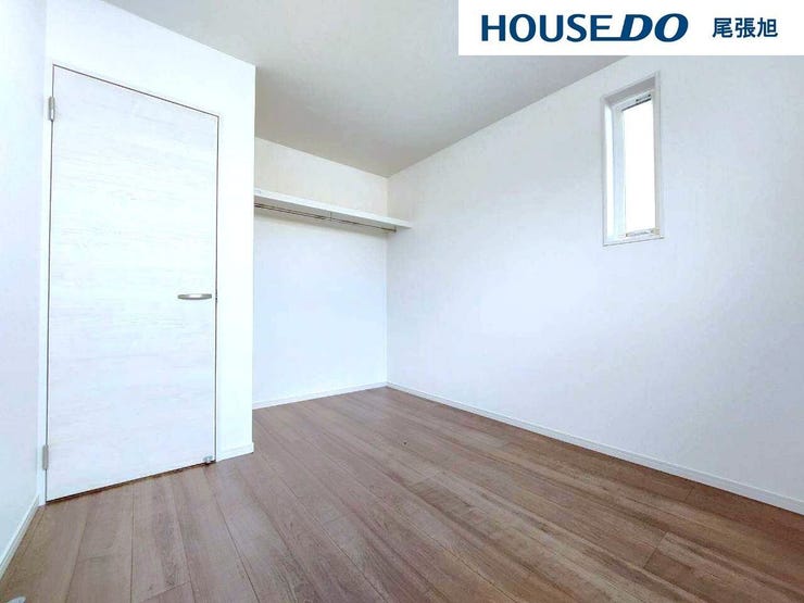 【洋室】お住まいになられる人数以上の部屋数は、お子様のお昼寝スペースや、家事スペース、来客用の個室にと、あると嬉しい空間。収納もあり、置き場所に困りがちな布団や季節ものの収納場所にも重宝します。