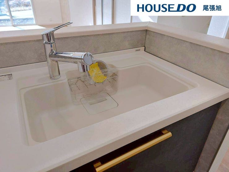 【浄水器機能付水栓】浄水と原水をボタン一つで簡単に切り替えができるビルトイン式浄水器水栓を採用。ビルトインの為見た目もすっきりです♪シャワーノズルでシンク周りも簡単にお手入れでき、毎日清潔に保てます!