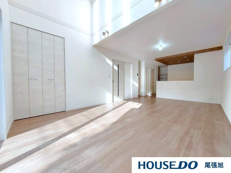 【リビング】陽当たり良好・風通し良好で光がたくさん入るリビングです。自然とみんなが集まりそうな落ち着いた空間で、家族の明るく居心地のいいお時間をゆったりお寛ぎお過ごしいただけます♪