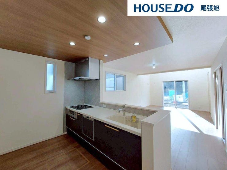 【キッチン】調理道具や食器などをたっぷり収納でき、お手入れも簡単なシステムキッチンを採用しました♪毎日のお料理を効率的にしてくれる動線は「1分でも家事の時間を短縮したい」という思いを叶えてくれます♪