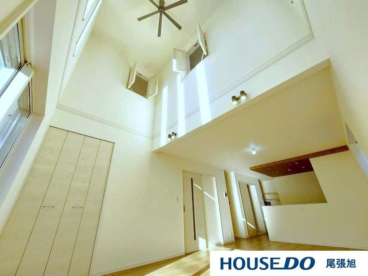 【リビング】開放感のあるリビング。掃き出し窓から採光を確保することができ、明るい空間で家族団らんできます♪ダイニングテーブルを置いてもゆとりのある広さなので、心地よい食事の時間をお過ごしいただけます♪