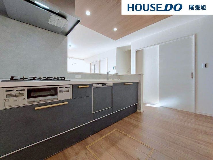 【キッチン】収納豊富でお手入れの簡単なシステムキッチン。汚れてもさっと綺麗にできます。収納スペースは、お料理に使うグッズや調味料などをすっきり収納できます。綺麗なキッチンだとお料理もはかどりそうです。