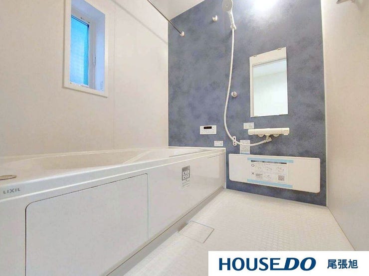 【浴室】自然の光と風を感じる、心地よい浴室空間。浴室に窓を設けることで、朝日や夕日が差し込む爽やかな空間が広がります。湿気やカビの防止にも効果的で、換気がスムーズに行えます。