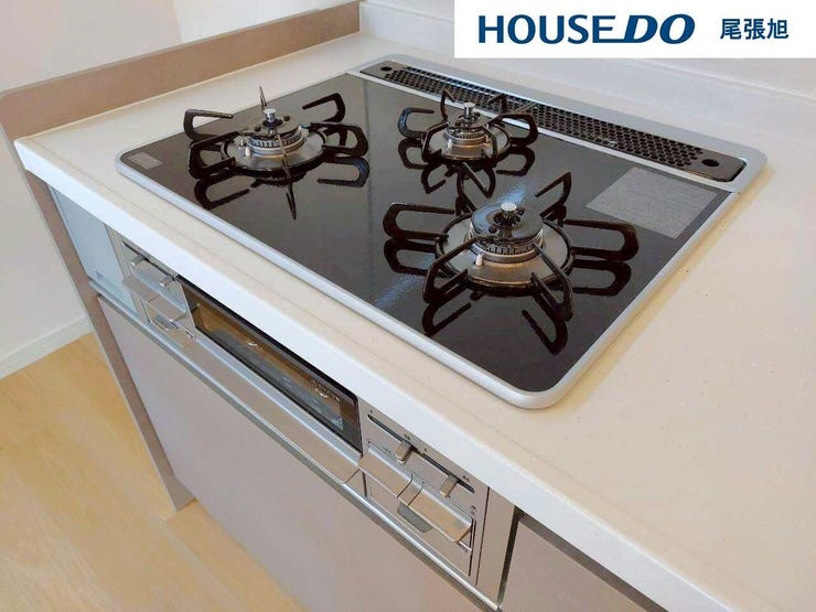 【3口コンロ】3口コンロ付きなので、お料理がはかどります。メイン料理2品を手前のコンロで調理しながら、奥の小バーナーで汁ものを調理するなど、複数の調理を一度に行うことができます。時短調理に繋がります!