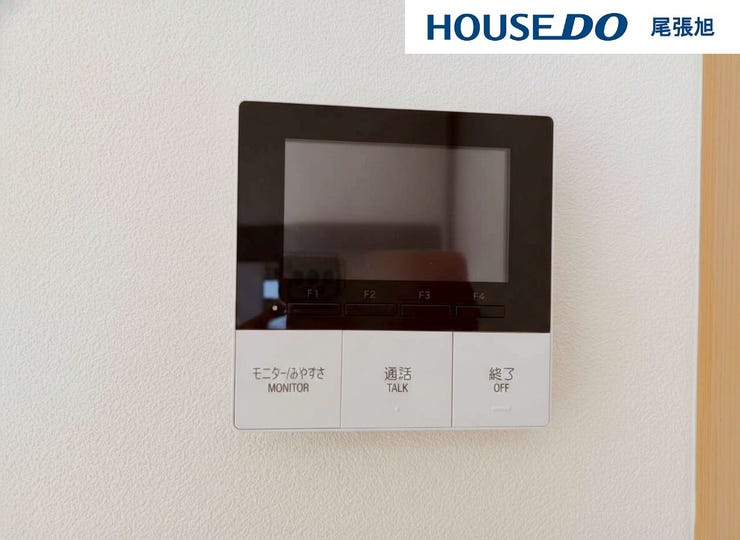 【インターホン】来客時に便利なモニター付インターホン。玄関ドアを開けることなく夜間でも訪問者の顔をモニターで確認できるため、トラブル防止にも繋がります。奥様やお子様のみのご在宅でも安心の防犯設備です!