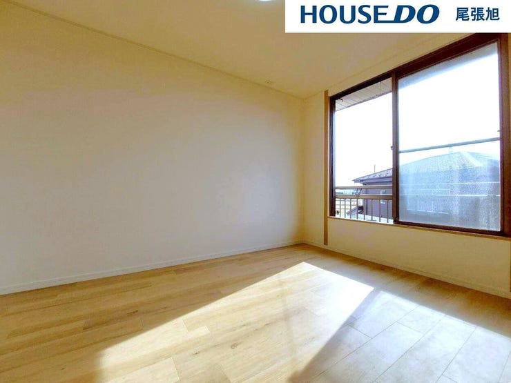 【洋室】多数の洋室があるため、それぞれ各部屋でプライベート空間をお楽しみいただけます。収納も完備しているのですっきりとしたお部屋でお寛ぎいただけます。2面採光のため、日当たりも良好です!