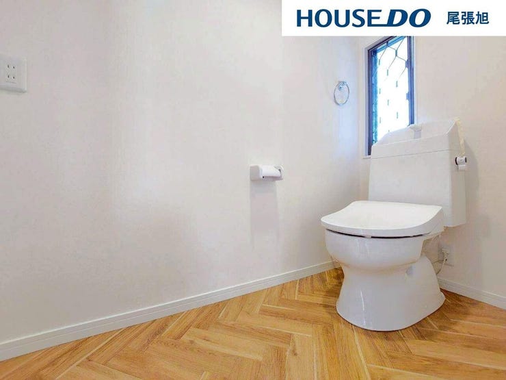 【2階 トイレ】空気の換気と光の明るさに配慮した清潔感のあるトイレです。ご自分の好きなアロマや芳香剤を置いて落ち着く空間を演出するもの良いですね♪1人になれる空間ですから、リラックスしたいですね。