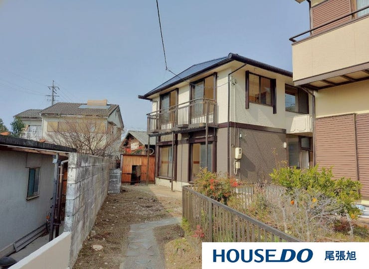 【南向き】太陽の光をたっぷりと浴びることができ、冬は暖かく、夏は爽やかな風が通り抜ける、心地よい空間が広がります。日当たりが良いため、室内が自然に明るく、庭やバルコニーでのリラックスタイムも充実です。