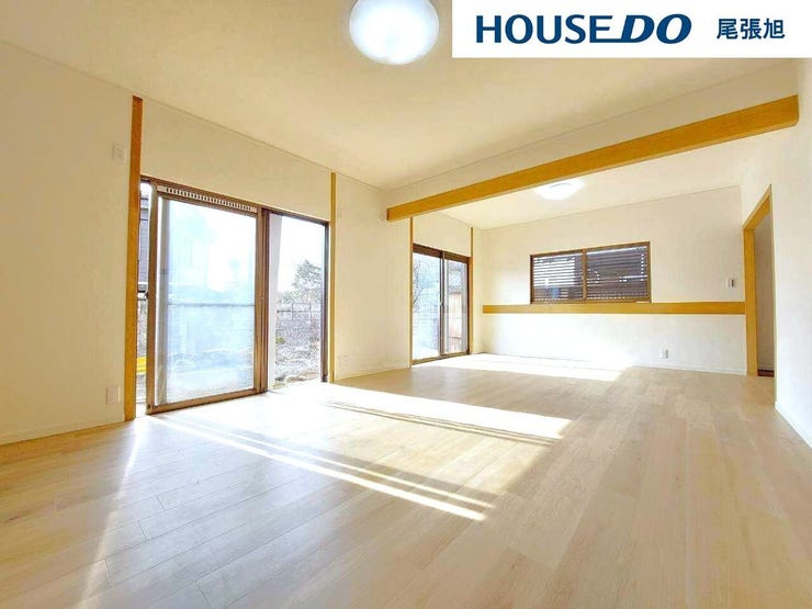 【リビング】陽当たり良好・風通し良好で光がたくさん入るリビングです。自然とみんなが集まりそうな落ち着いた空間で、家族の明るく居心地のいいお時間をゆったりお寛ぎお過ごしいただけます♪