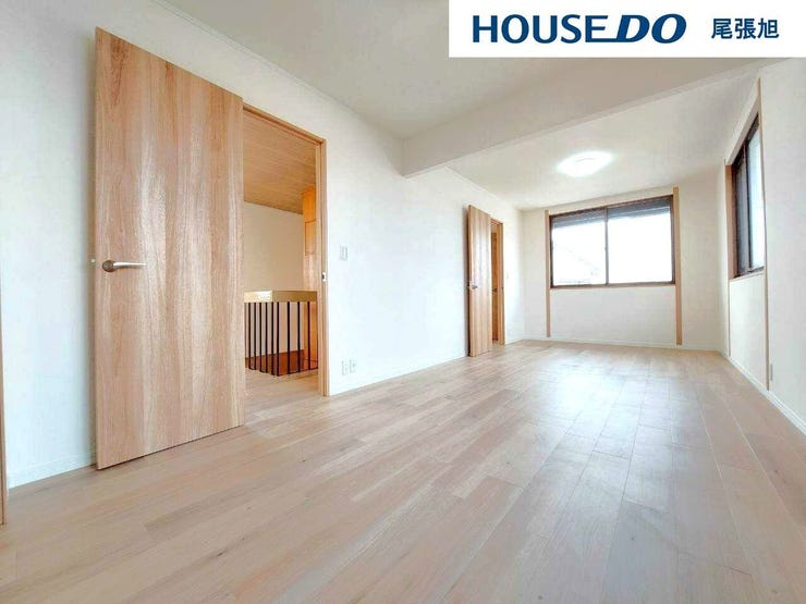 【洋室】広々とした洋室です♪入口が2か所あるので将来2部屋に区切ることも可能!クローゼット付きなので収納にも困りません。各居室収納はたっぷりあるので、お部屋をすっきりと保てそうですね♪