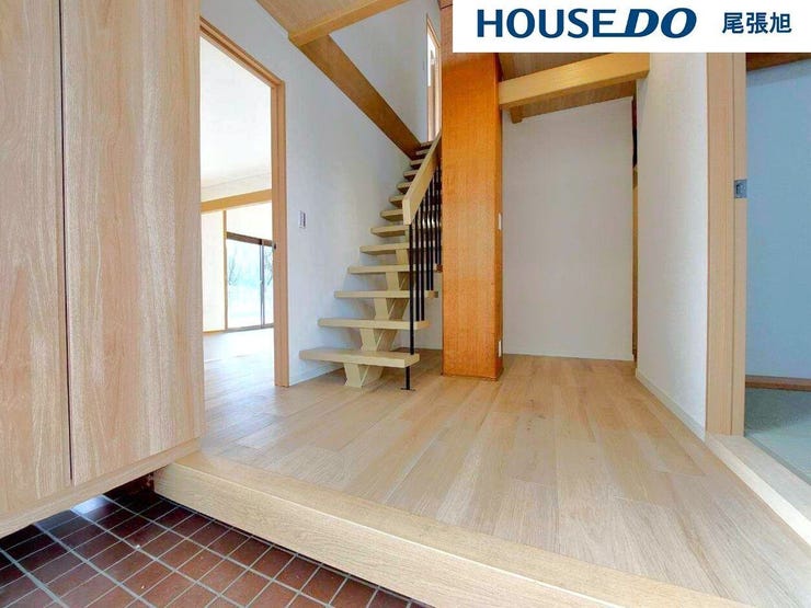 【玄関】帰宅時ホっと安心できる演出をそれぞれのご家庭好みにカスタマイズできます。そして大容量のシューズボックスがあります。可動棚付きなので背の高い靴も収納できます。すっきりした玄関で気持ちのいい朝を♪