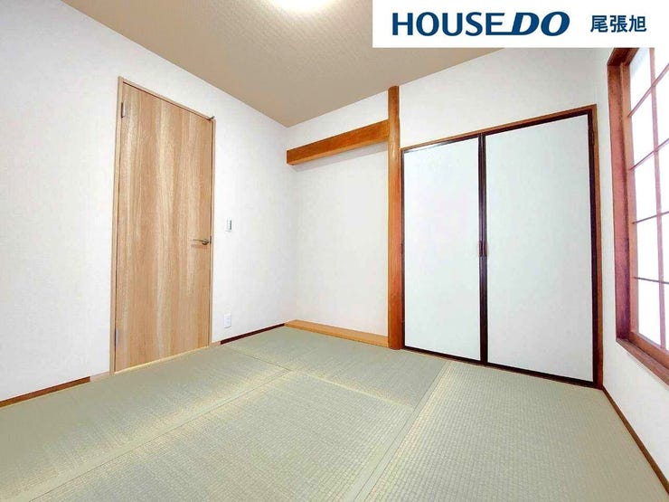 【和室】日本を感じる和室です。和の雰囲気が素敵なお部屋です。明るく居心地が良いちょっとしたお部屋は、なにかと重宝します♪お子様のプレイルームとして、客間として、様々な使い方ができそうですね♪