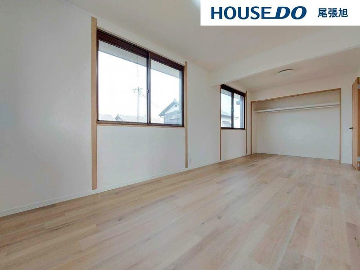 【洋室】広々とした洋室です♪入口が2か所あるので将来2部屋に区切ることも可能!クローゼット付きなので収納にも困りません。各居室収納はたっぷりあるので、お部屋をすっきりと保てそうですね♪