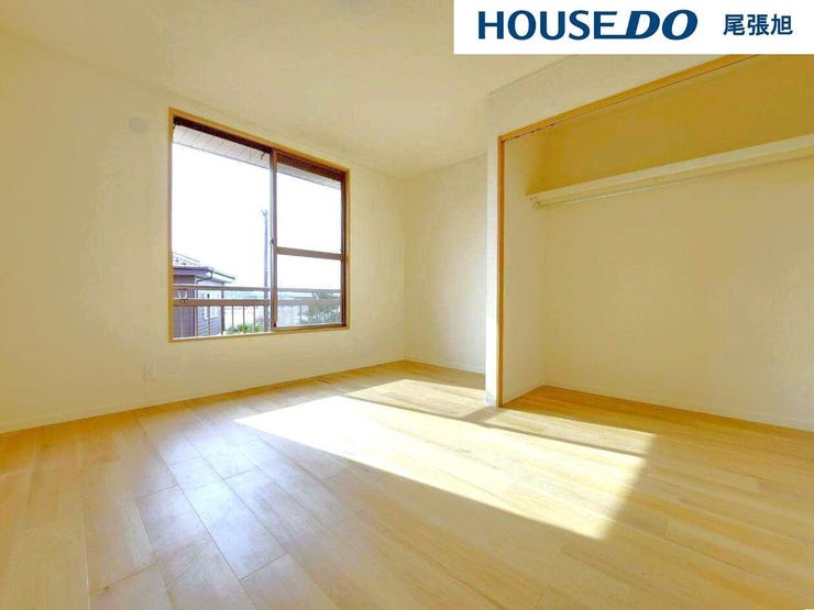 【クローゼット】洋室にある大容量のクローゼットです。枕棚付きで、小物の収納も便利!お隣の洋室にも大容量のクローゼットが付いています♪各部屋収納たっぷりございます。お部屋をすっきりと保てそうですね♪