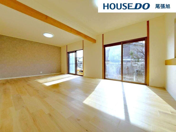 【リビング】大きな窓からは暖かい陽射しが差し込んできます。ソファやテーブルを置いても使いやすい配置で、ご家族そろってゆったりとお寛ぎいただけます。どんな家具を置こうか想像が膨らみます♪