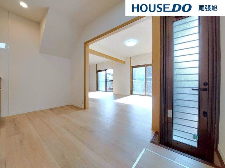 【ダイニング】ダイニングテーブルを置いてもゆとりのある広さで、収納もしっかり◎腰窓からの採光で明るい空間となっており、心地よい食事の時間をお過ごしいただけます♪