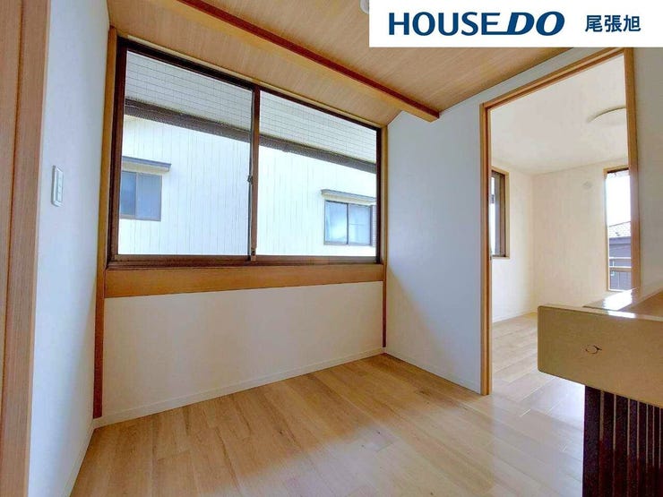 【2階 廊下・ホール】階段を上ってすぐ目の前に広がる広々としたホールです。2階の廊下であっても、十分な日当たりが確保できます。風通しも良いため、ホールで室内干し用ホスクリーンを施工しても良いですね。