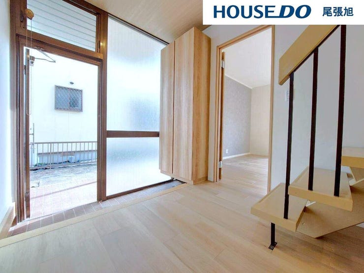 【玄関】大容量のシューズボックスが付いた玄関です。ご家族の靴もすっきり収納できます。綺麗な玄関を保てそうです♪窓も付いており、明るい空間です。帰ってきたくなるマイホームをご家族でつくりあげたいですね♪