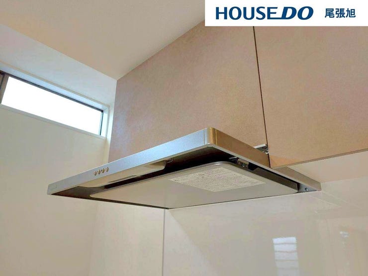 【レンジフード】上品な広々ワイドキッチンです。レンジフードもすっきりとした造りなので圧迫感もございません。照明もあり明るい空間の中で毎日お料理することが可能です。収納スペースも広いのが嬉しいですね。