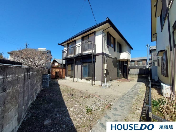 【お庭】自宅の庭でバーベキューをするというのも、マイホームでの憧れの過ごし方ですね。煙等でご近所の迷惑にならないよう気使う必要がありますが、キャンプ場に行かずに自宅で楽しめるのは、庭があるからこそ。