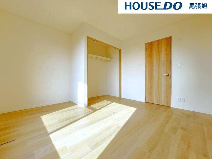 【クローゼット】広々としたクローゼットで、収納に余裕を持たせ、毎日をもっと楽に。整然とした空間で、探し物を減らし、ストレスフリーな生活を。収納力も良く、衣類がすっきり片付きます。