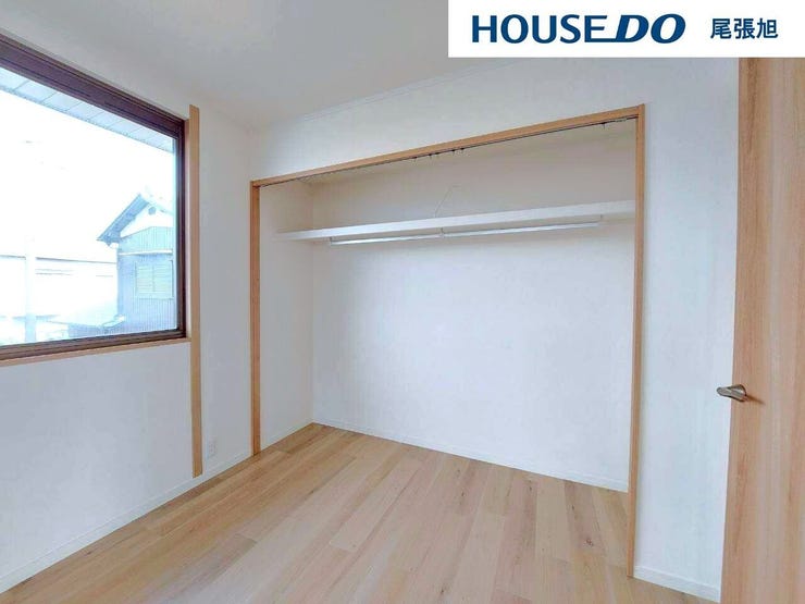 【クローゼット】洋室にある大容量のクローゼットです。枕棚付きで、小物の収納も便利!お隣の洋室にも大容量のクローゼットが付いています♪各部屋収納たっぷりございます。お部屋をすっきりと保てそうですね♪