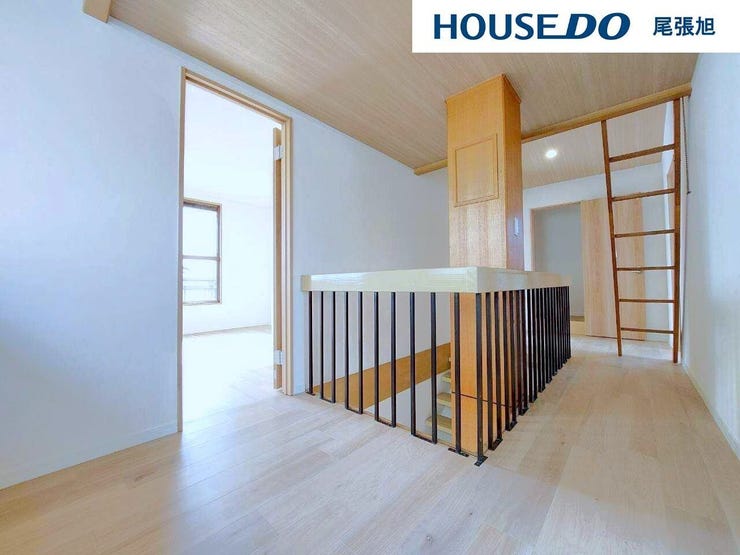 【2階 廊下・ホール】階段を上ってすぐ目の前に広がる広々としたホールです。2階の廊下であっても、十分な日当たりが確保できます。風通しも良いため、ホールで室内干し用ホスクリーンを施工しても良いですね。