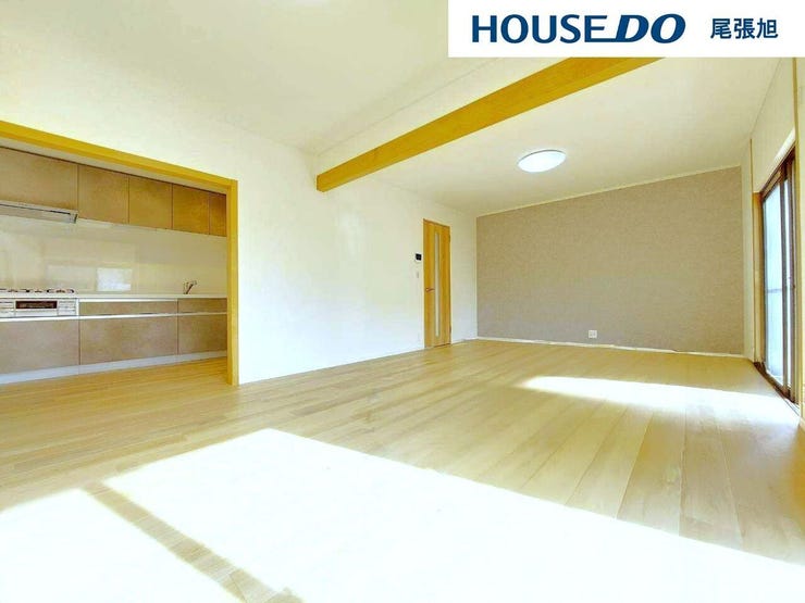 【リビング】光が優しく差し込む明るいリビング♪自然と家族が集まり、最高の家族団らんのお時間をお過ごしいただけます♪ひろびろとしたLDKで、ソファや4人掛けテーブルを置いても使いやすい配置です。