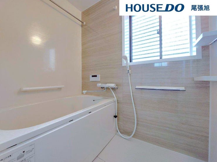 【浴室】自然の光と風を感じる、心地よい浴室空間。浴室に窓を設けることで、朝日や夕日が差し込む爽やかな空間が広がります。湿気やカビの防止にも効果的で、換気がスムーズに行えます。