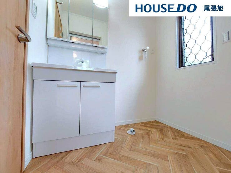 【洗面台/洗面所】日常の使い勝手の良さにこだわった清潔感のある洗面化粧台。大きな鏡が特徴です。鏡の裏に歯ブラシや化粧水、整髪料などの小物を隠して収納でき、生活感を出さずに綺麗な空間を保てます。