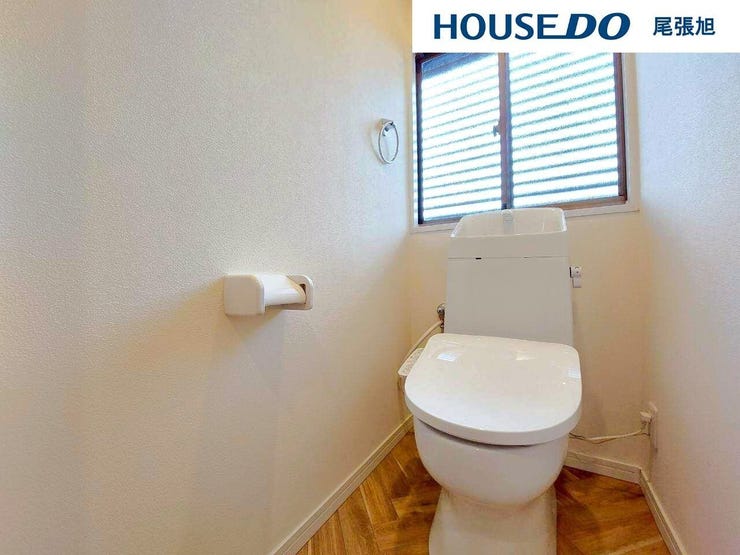 【トイレ】空気の換気と光の明るさに配慮した清潔感のあるトイレです。ご自分の好きなアロマや芳香剤を置いて落ち着く空間を演出するもの良いですね♪1人になれる空間ですから、リラックスしたいですね。