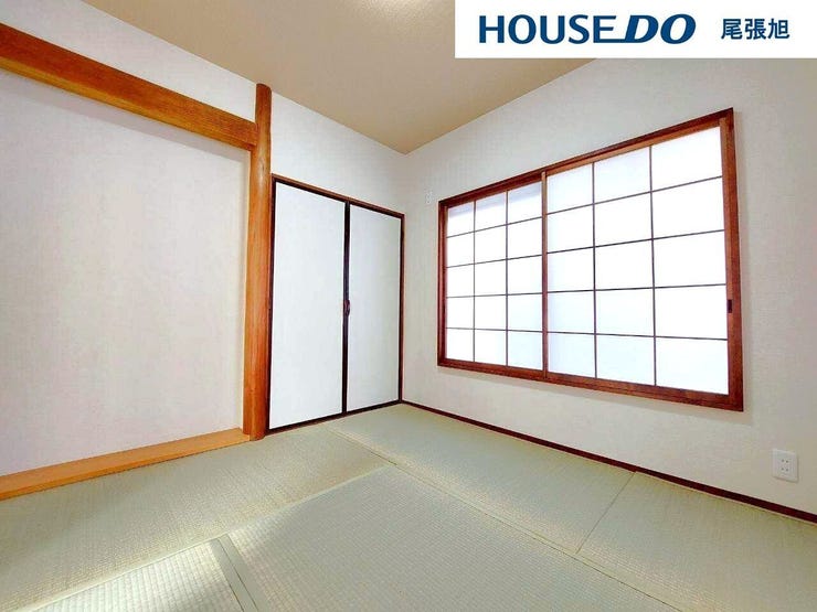 【和室】日本を感じる和室です。和の雰囲気が素敵なお部屋です。明るく居心地が良いちょっとしたお部屋は、なにかと重宝します♪お子様のプレイルームとして、客間として、様々な使い方ができそうですね♪