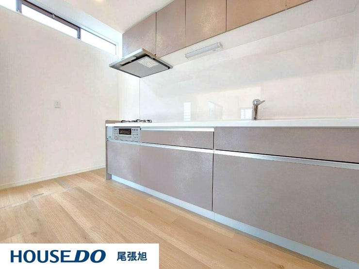 【キッチン】調理道具や食器などをたっぷり収納でき、お手入れも簡単なシステムキッチンを採用しました♪毎日のお料理を効率的にしてくれる動線は「1分でも家事の時間を短縮したい」という思いを叶えてくれます♪