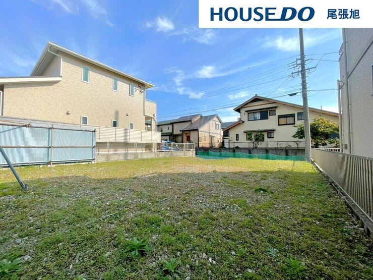 【現地写真】あなたの未来を描く土地。広い敷地に理想の家を自由に設計できるから、家族のニーズに合わせた住まいづくりが可能です。周囲の環境に恵まれたこの場所で、理想的なライフスタイルを実現しましょう。