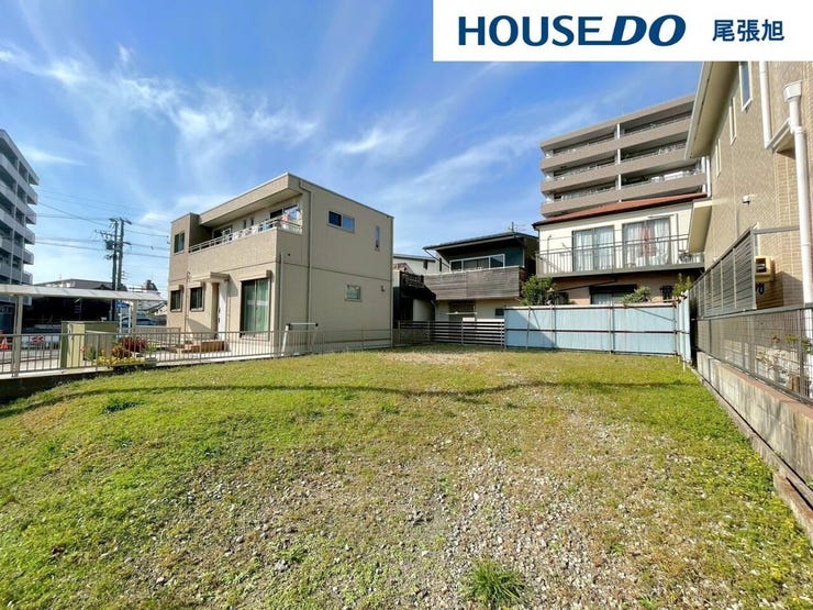 【現地写真】可能性を秘めた土地。広々とした敷地で、あなたの理想を自由にカタチにできます。家族の成長やライフスタイルに合わせて、ご想像の住まいを作り上げるための最高のスタート地点です。