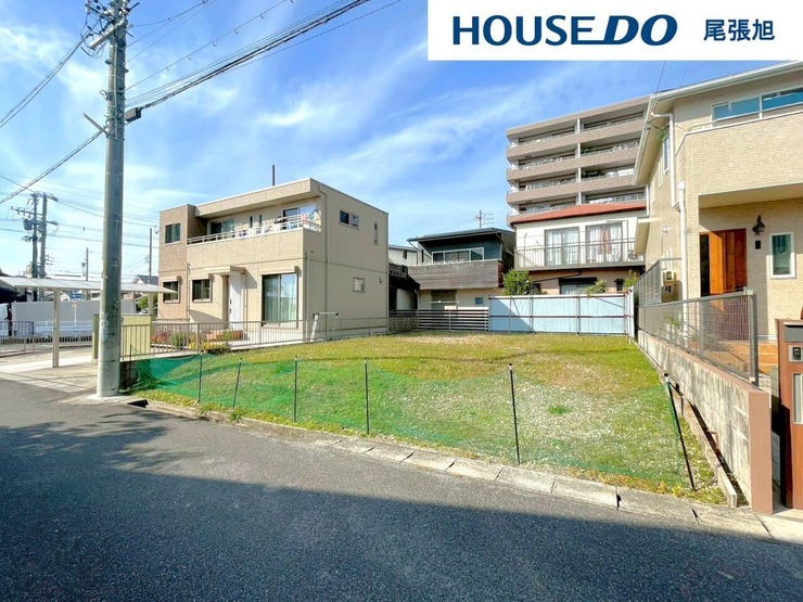 【現地写真】あなたの未来を描く土地。広い敷地に理想の家を自由に設計できるから、家族のニーズに合わせた住まいづくりが可能です。周囲の環境に恵まれたこの場所で、理想的なライフスタイルを実現しましょう。