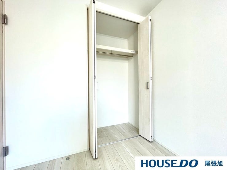 【クローゼット】洋室にある大容量のクローゼットです。枕棚付きで、小物の収納も便利!お隣の洋室にも大容量のクローゼットが付いています♪各部屋収納たっぷりございます。お部屋をすっきりと保てそうですね♪